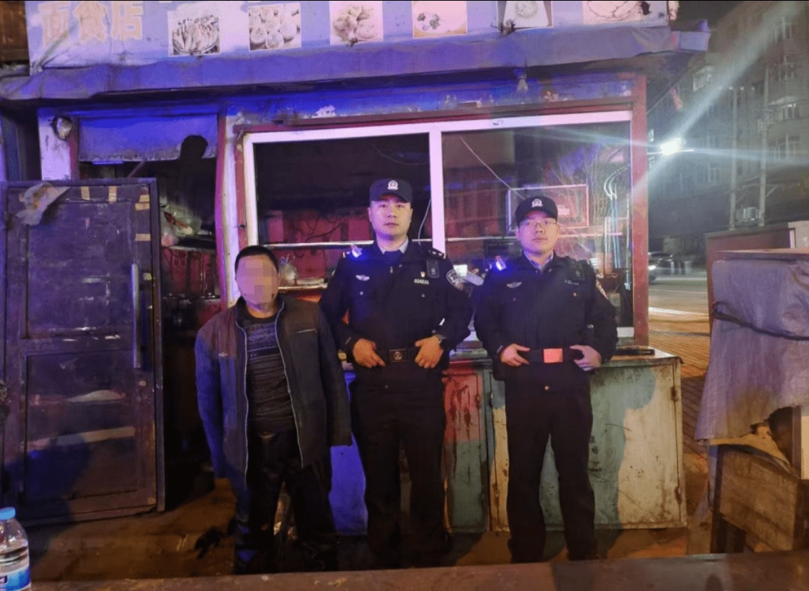 新利luck18哈尔滨一面点店起火！状况告急民警从窗口钻入扑救……(图2)