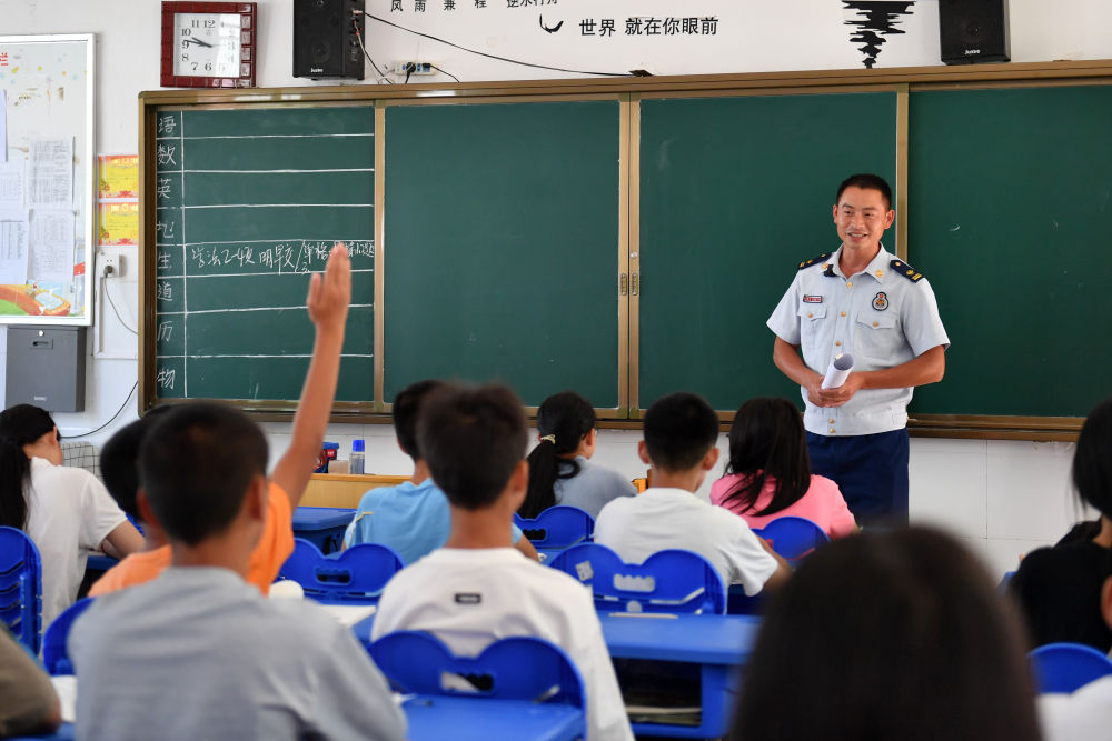 18luck新华全媒+风雨事后 联袂偕行——湖南部门受灾黉舍顺遂开学直击(图4)